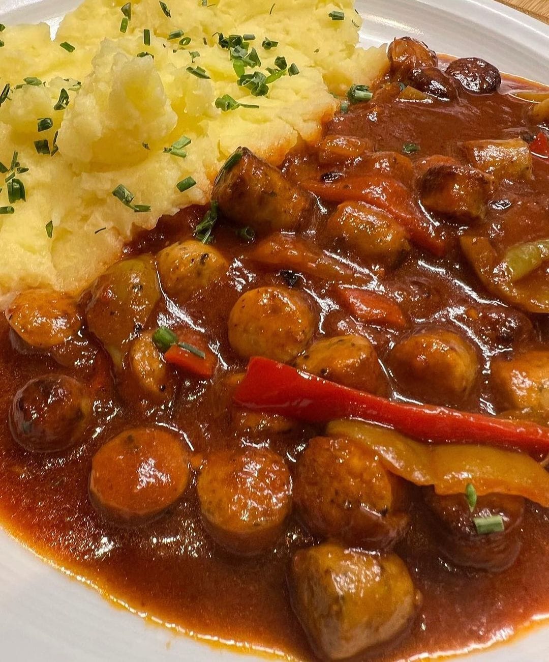 Grilled sausage pan with mashed potatoes